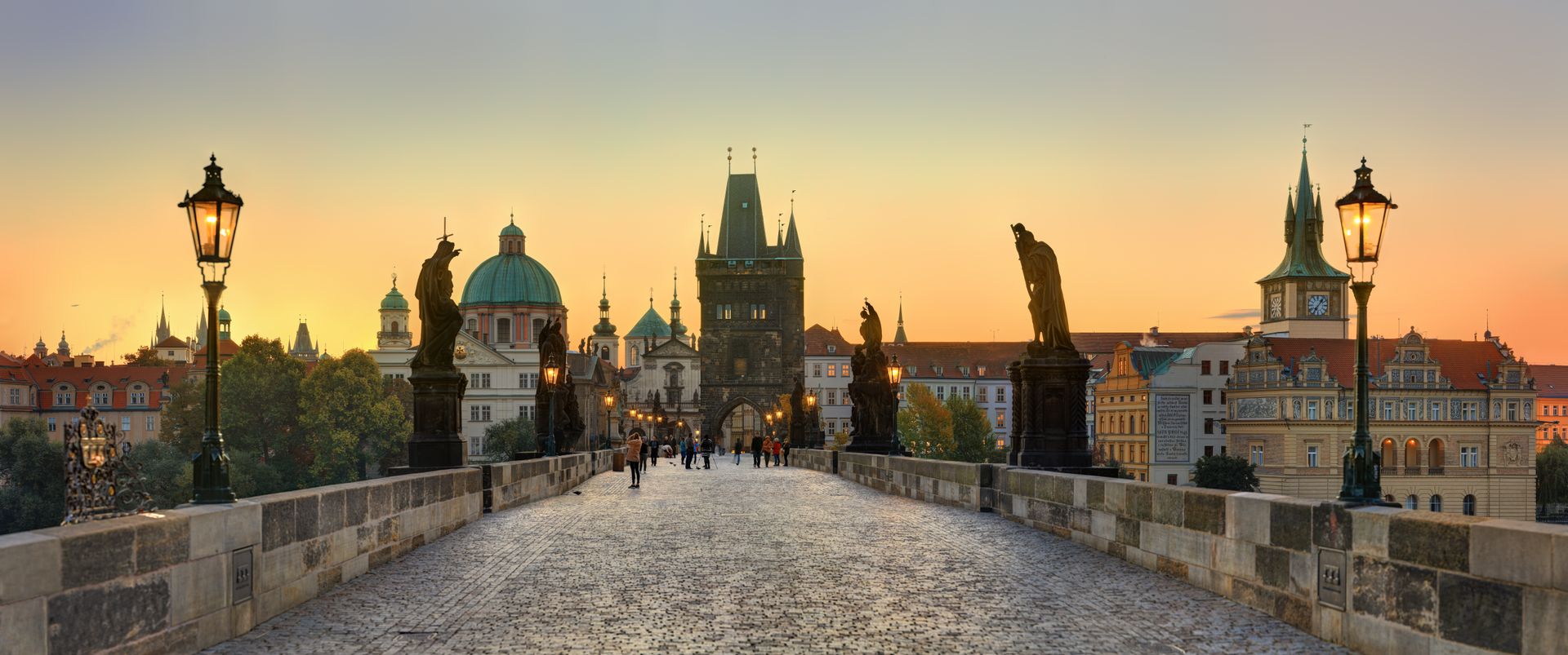 Die Karlsbrücke im frühen Morgenlicht mit Blick auf die Prager Burg