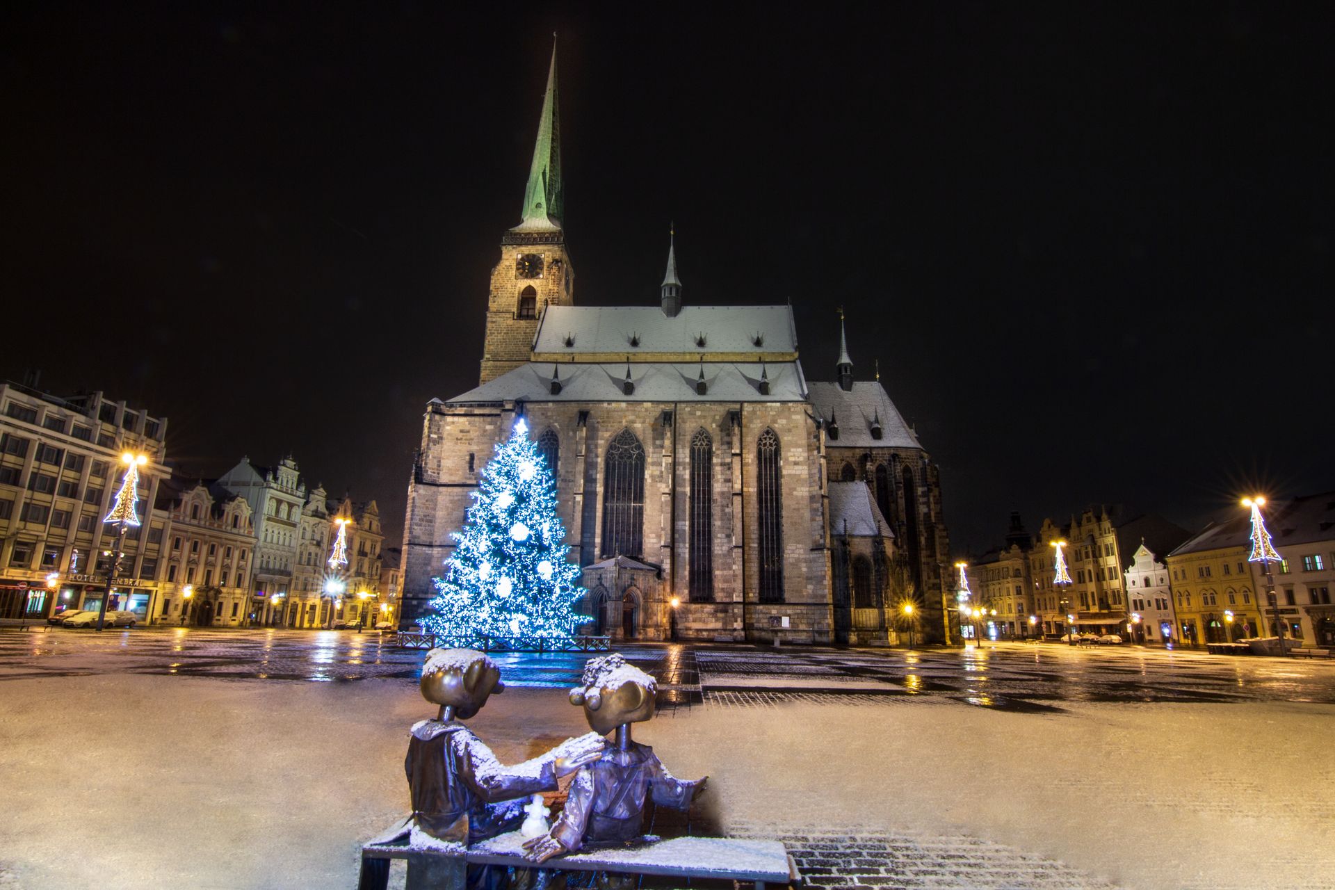 Plzeň zur Adventszeit — Náměstí Republiky mit der Kathedrale St. Bartholomäus und dem Weihnachtsmarkt