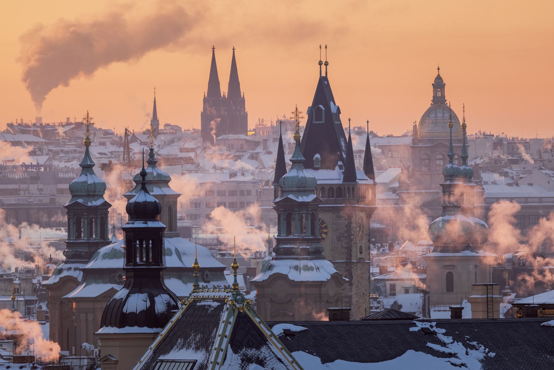 Panoramablick auf Prag mit der Moldau und der Prager Burg