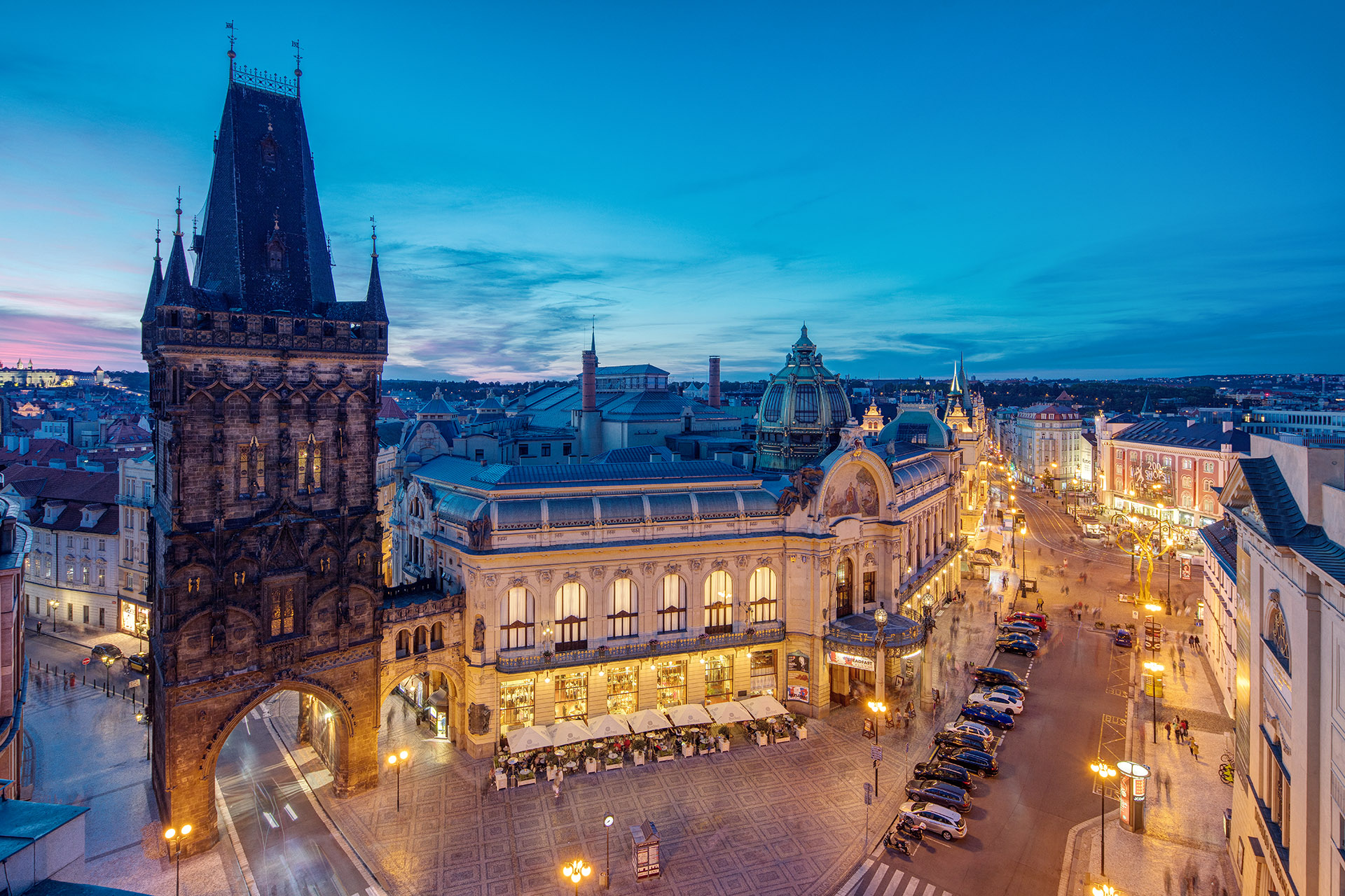Pulverturm und das Gemeindehaus am Platz der Republik