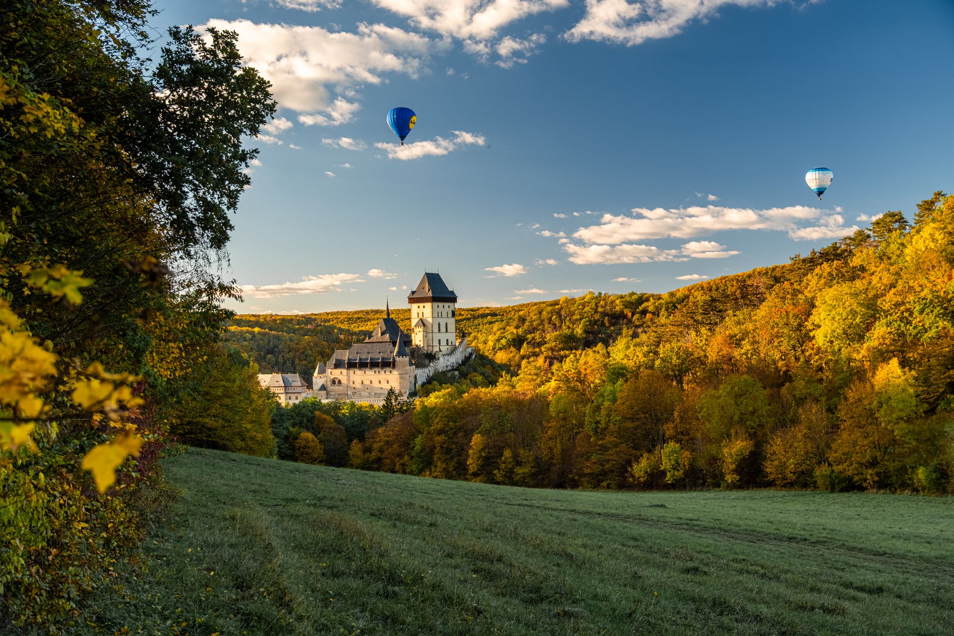 Burg Karlštejn auf einem Hügel über dem Berounka-Tal
